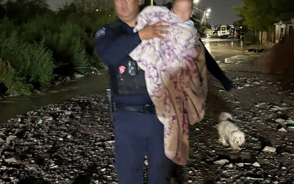 Ponen a salvo a familia atrapada en inundación en El Sauzal
