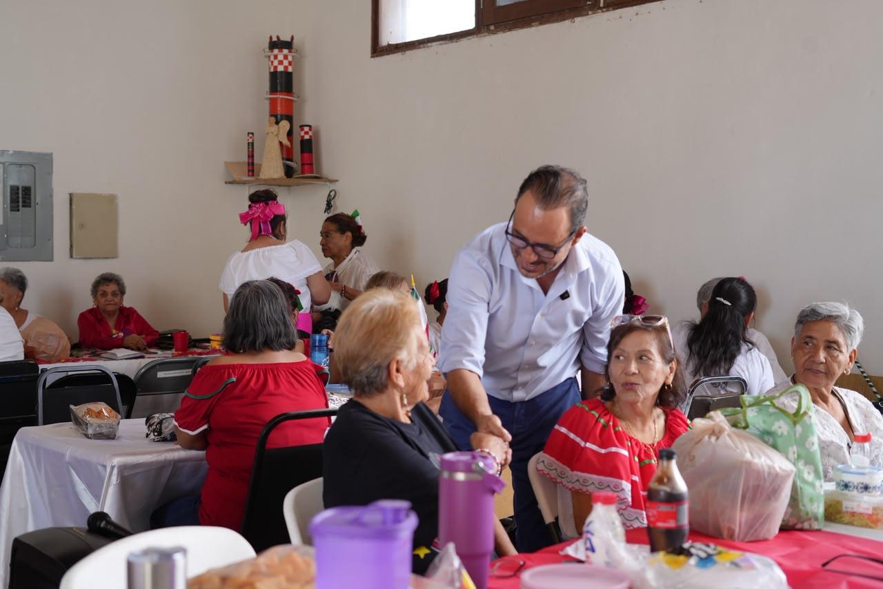 Jorge Soto celebra las fiestas patrias con integrantes del Club del Abuelo de Ávalos