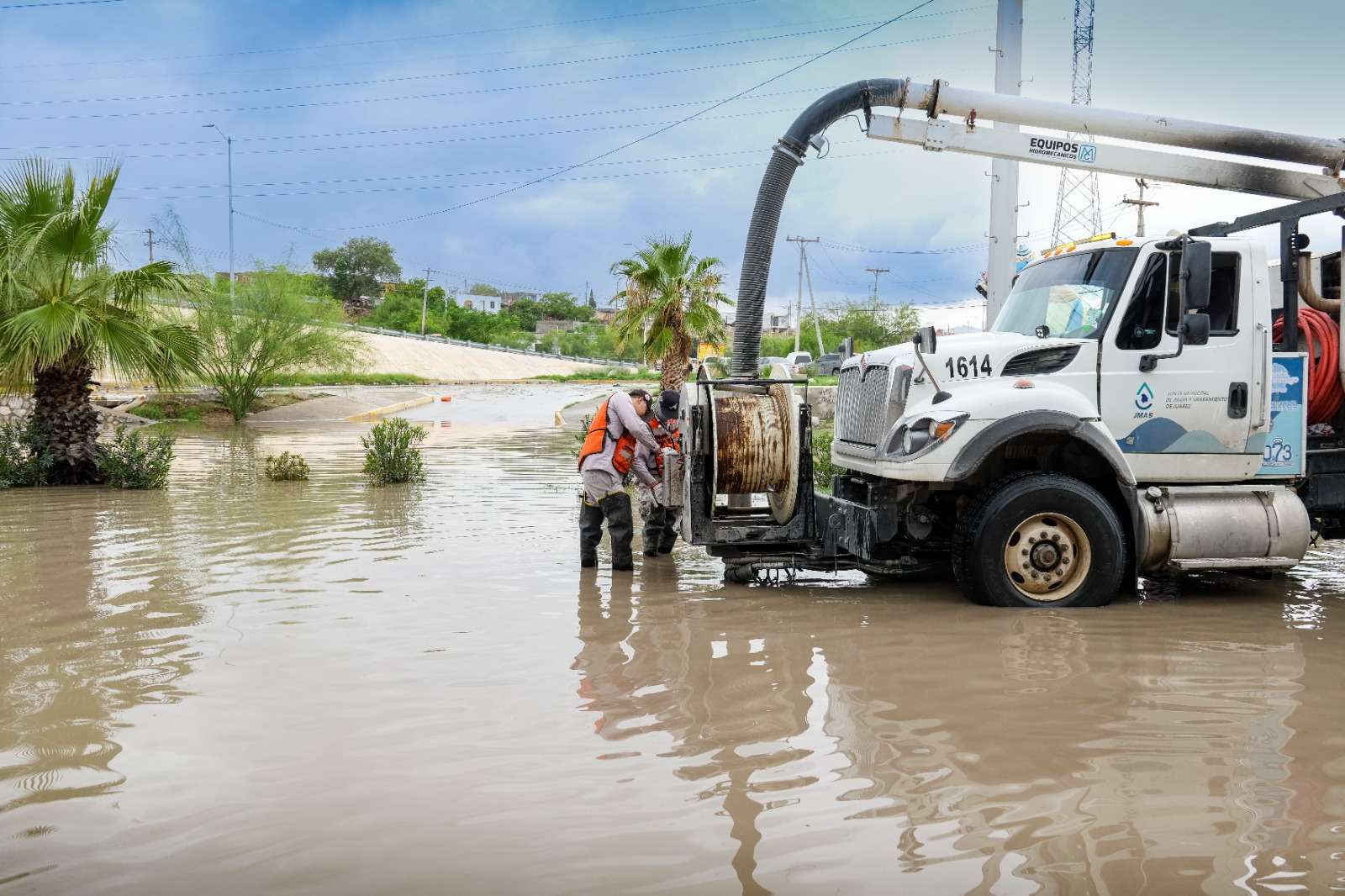Trabajan en desagüe de avenida De las Torres tras intensas lluvias