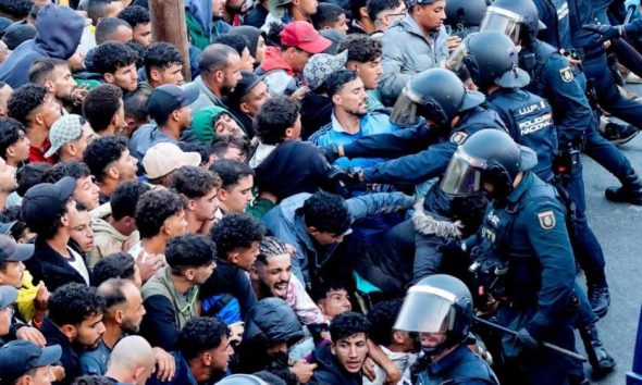 Inicia operación para trasladar migrantes de playas de Ceuta