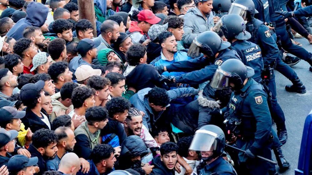 Inicia operación para trasladar migrantes de playas de Ceuta