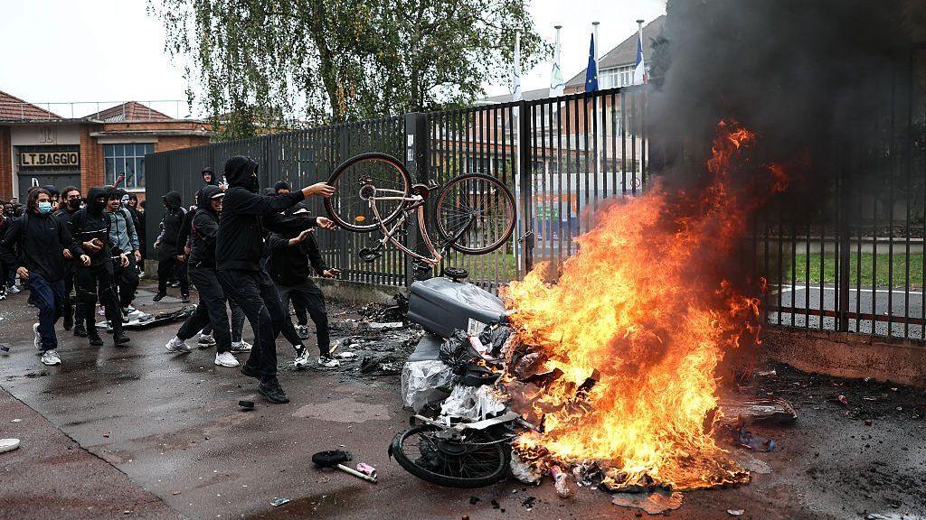 Más de 400 detenidos en protestas estudiantiles en Francia