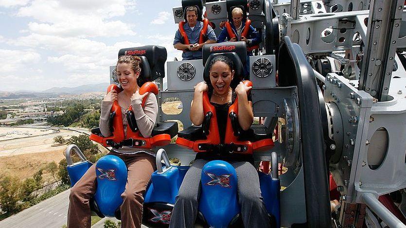 Six Flags cierra la montaña rusa X2 tras denuncias de lesiones cerebrales