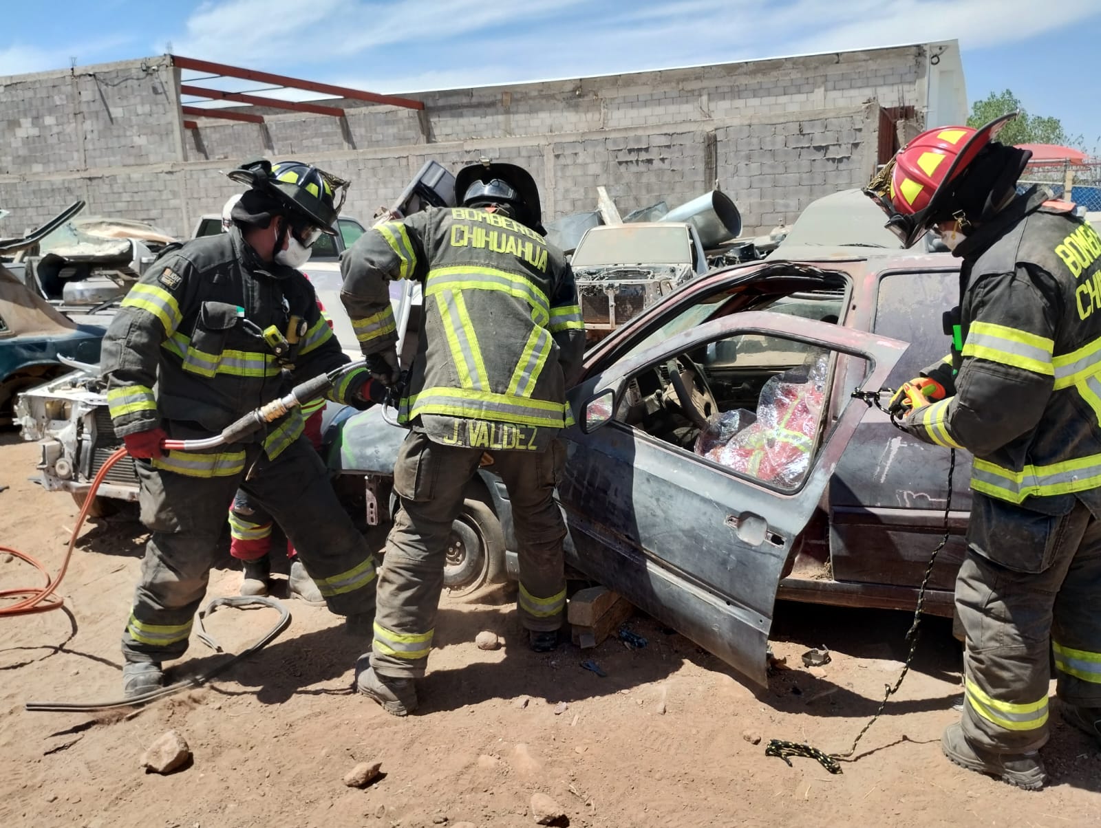 Bomberos de Chihuahua actualizan técnicas de rescate vehicular