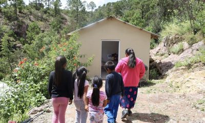 Diputado entrega viviendas a familias afectadas por incendios en Guadalupe y Calvo