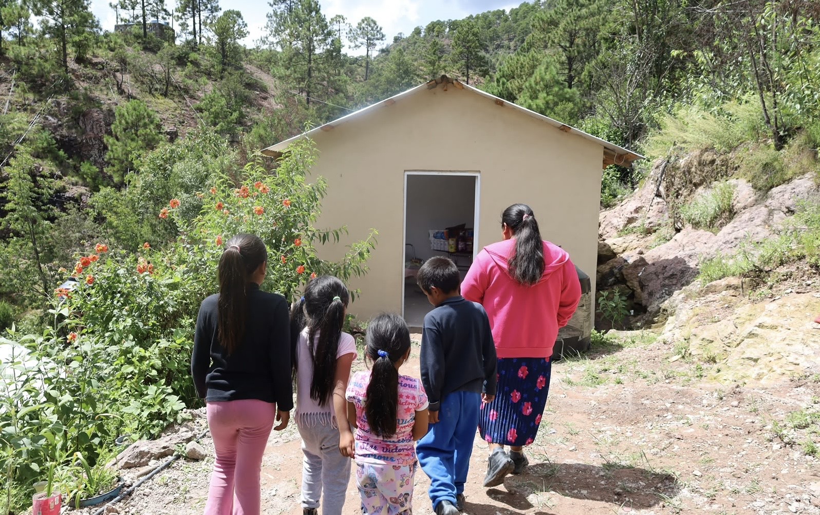 Diputado entrega viviendas a familias afectadas por incendios en Guadalupe y Calvo
