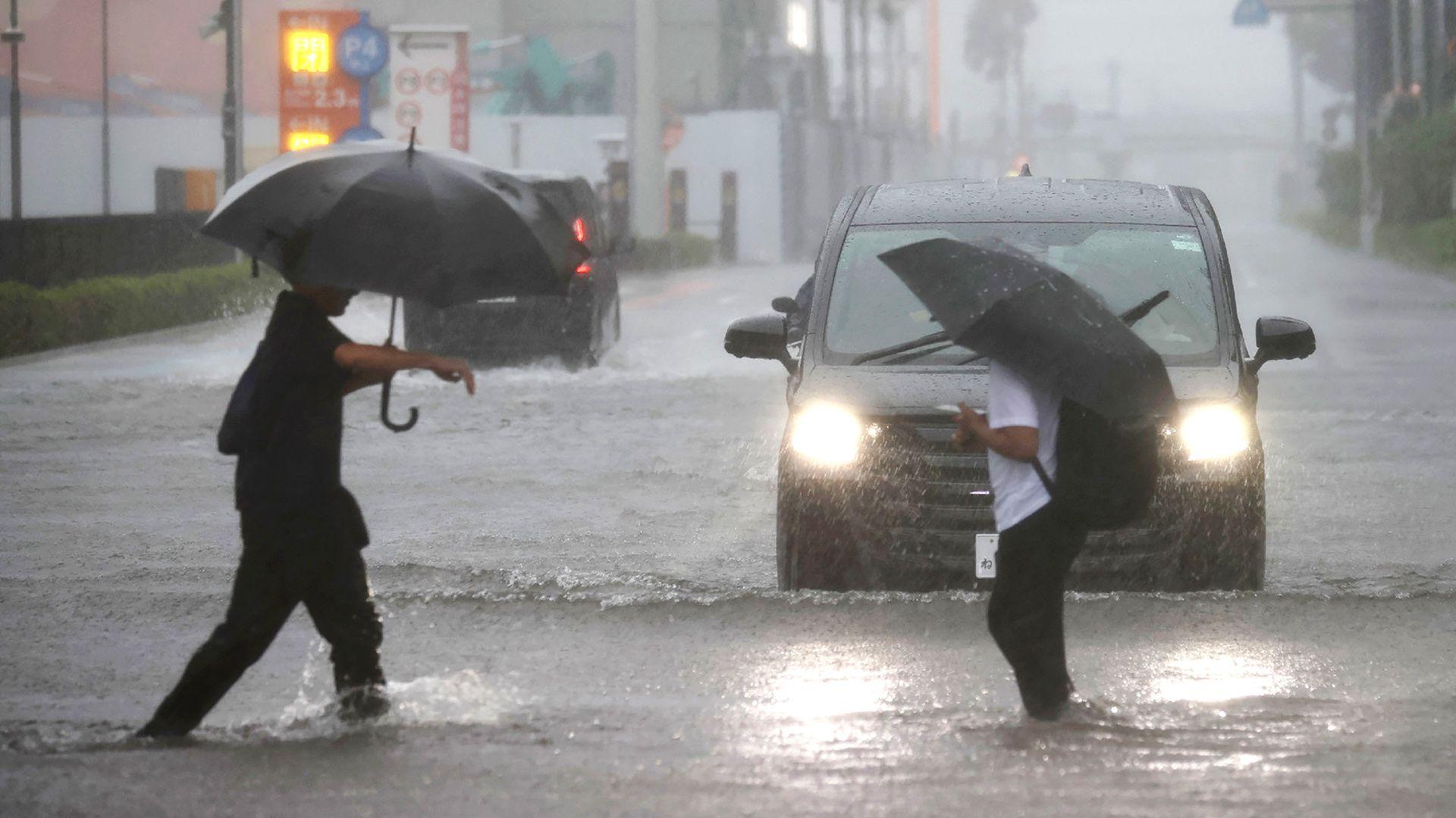 Millones son evacuados mientras el poderoso tifón Dujuan azota Japón