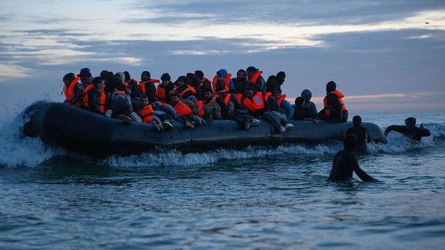 Reino Unido y Francia cancelan acuerdo migratorio ‘uno dentro, uno fuera’