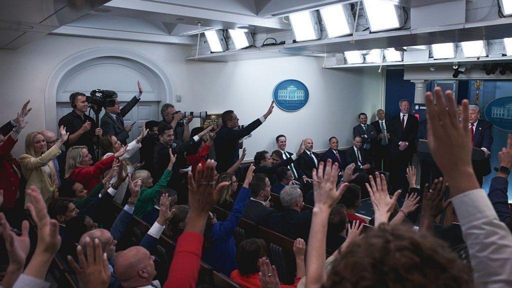 Trump prohíbe acceso a la Casa Blanca a ciertos medios de comunicación