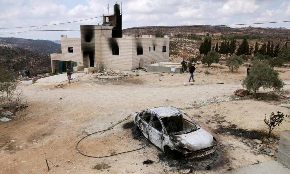 Colonos israelíes atacan aldea palestina y bloquean regreso de familia