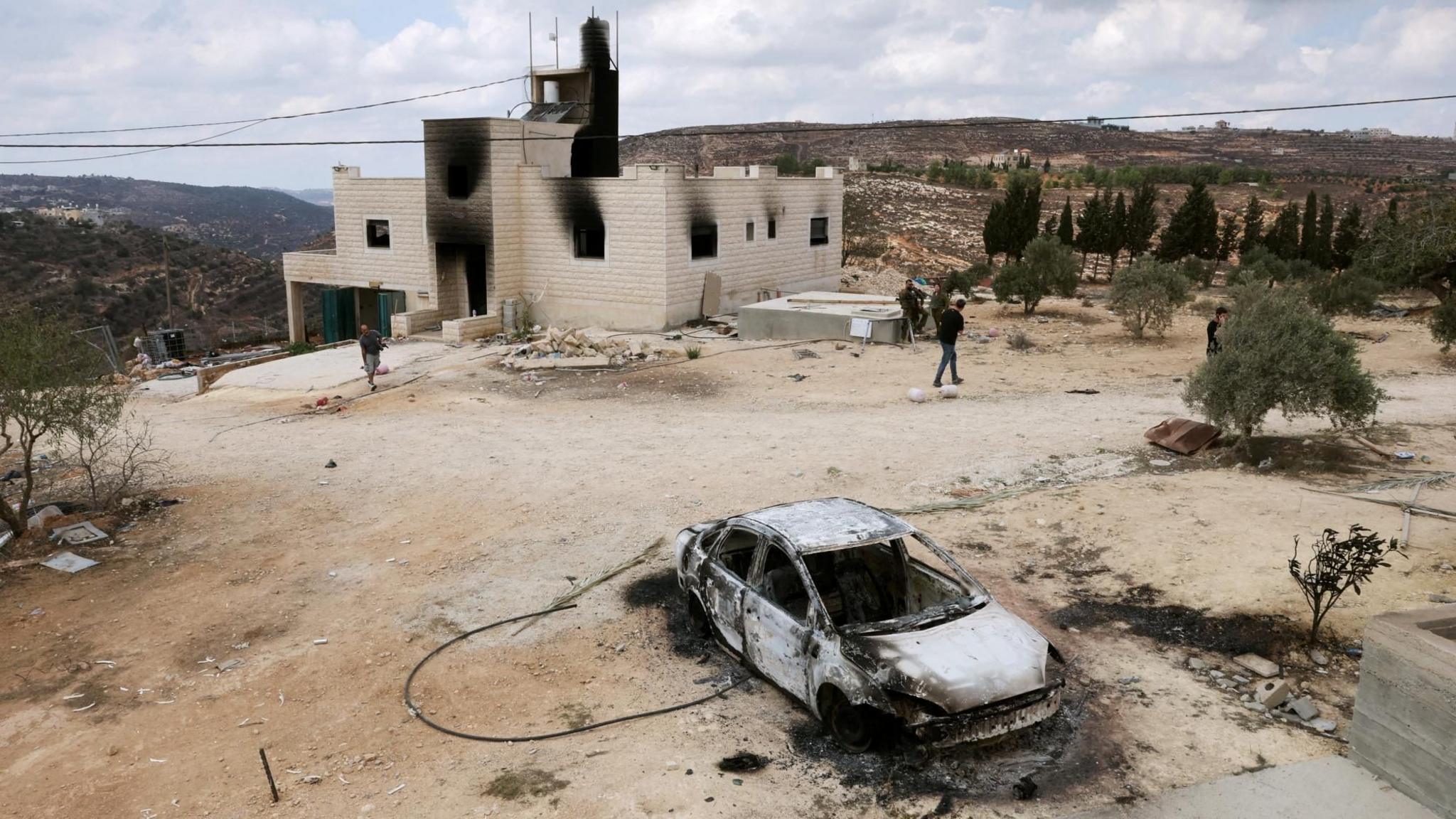 Colonos israelíes atacan aldea palestina y bloquean regreso de familia