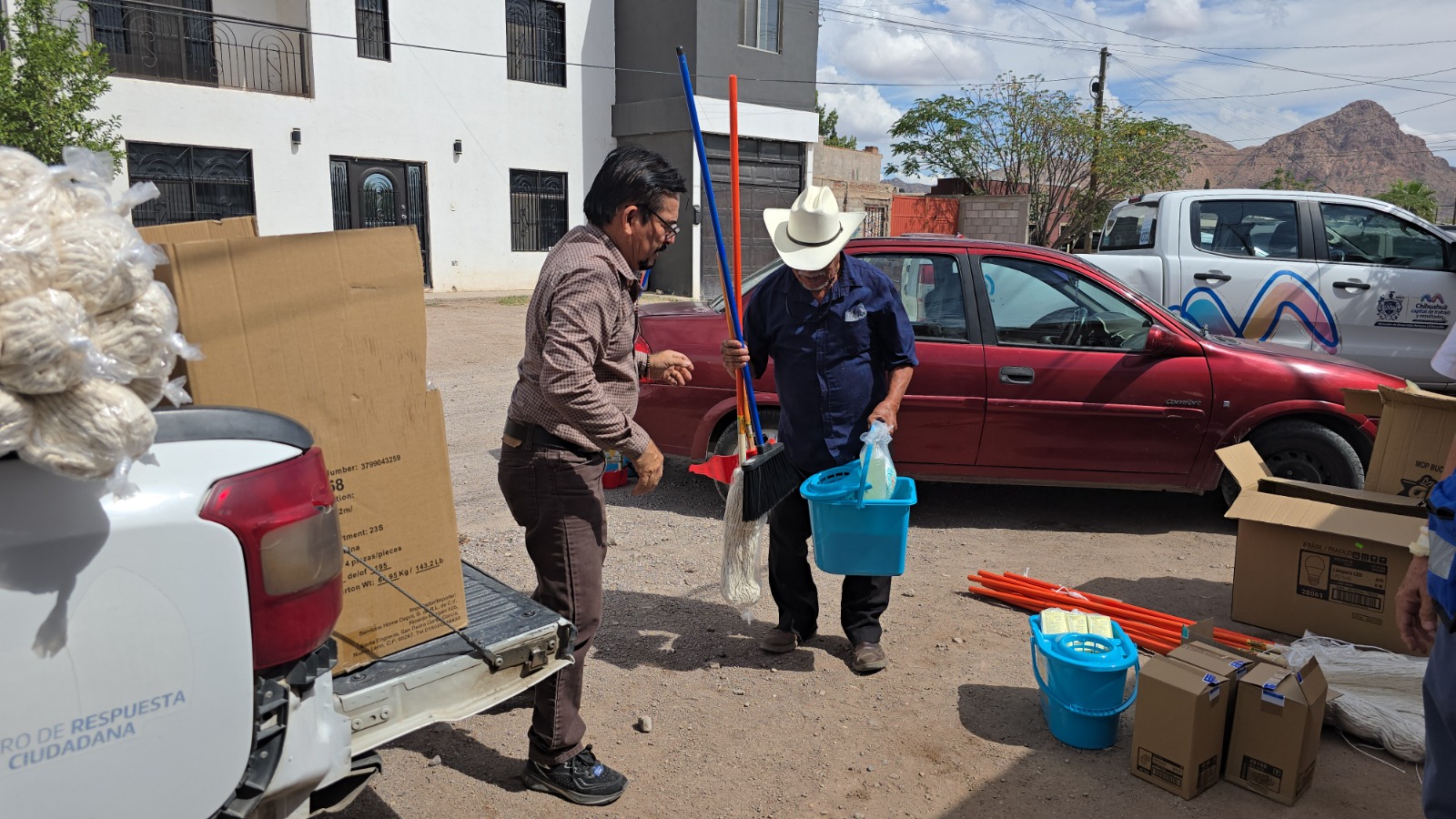 Entrega de enseres y artículos de limpieza en colonias vulnerables de Chihuahua