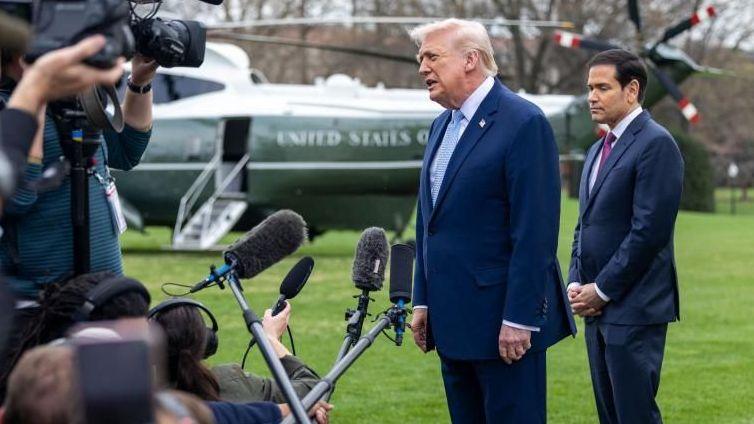 Administración Trump acusa a medios prohibidos de ‘falsedades’ antes de audiencia
