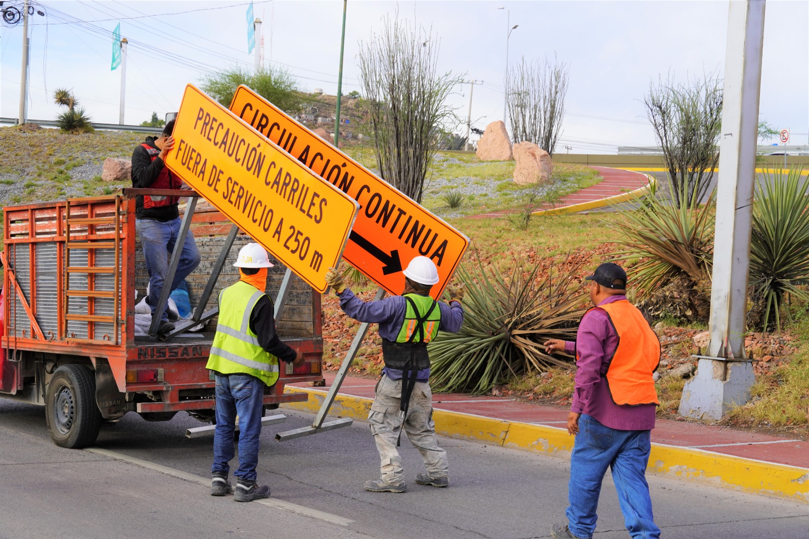 Instalación de señalamiento en avenida Teófilo Borunda
