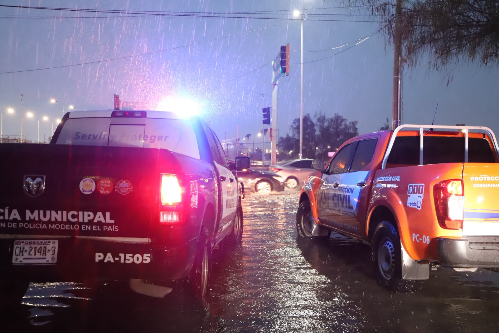 Lluvias en Chihuahua causan 50 vehículos varados y 15 árboles caídos