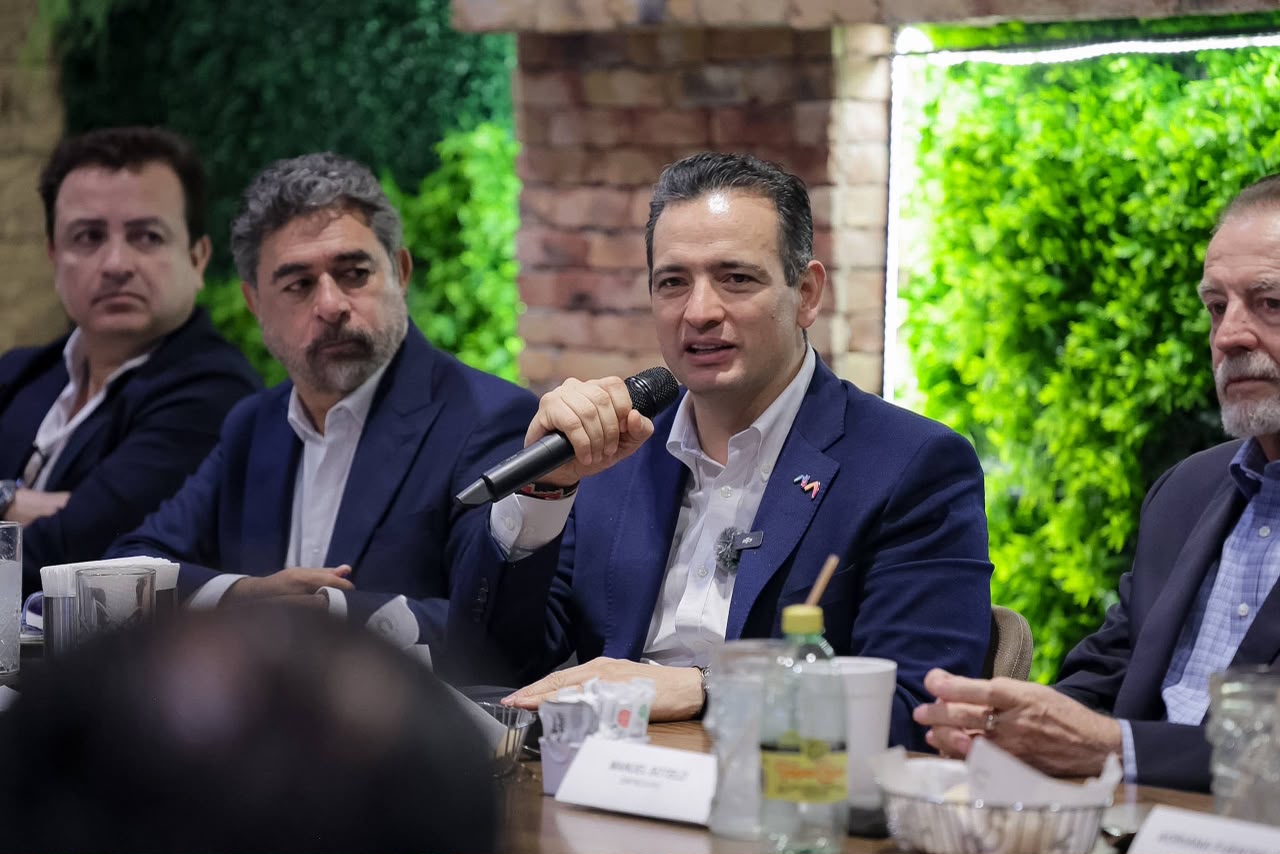 Marco Bonilla presenta visión de colaboración ante Líderes por Juárez