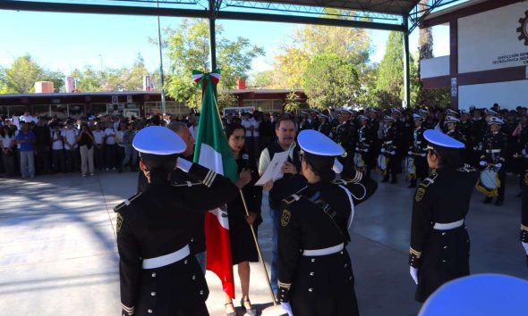 Entrega Gobernación Bandera Nacional a escolta del CBTIS 128