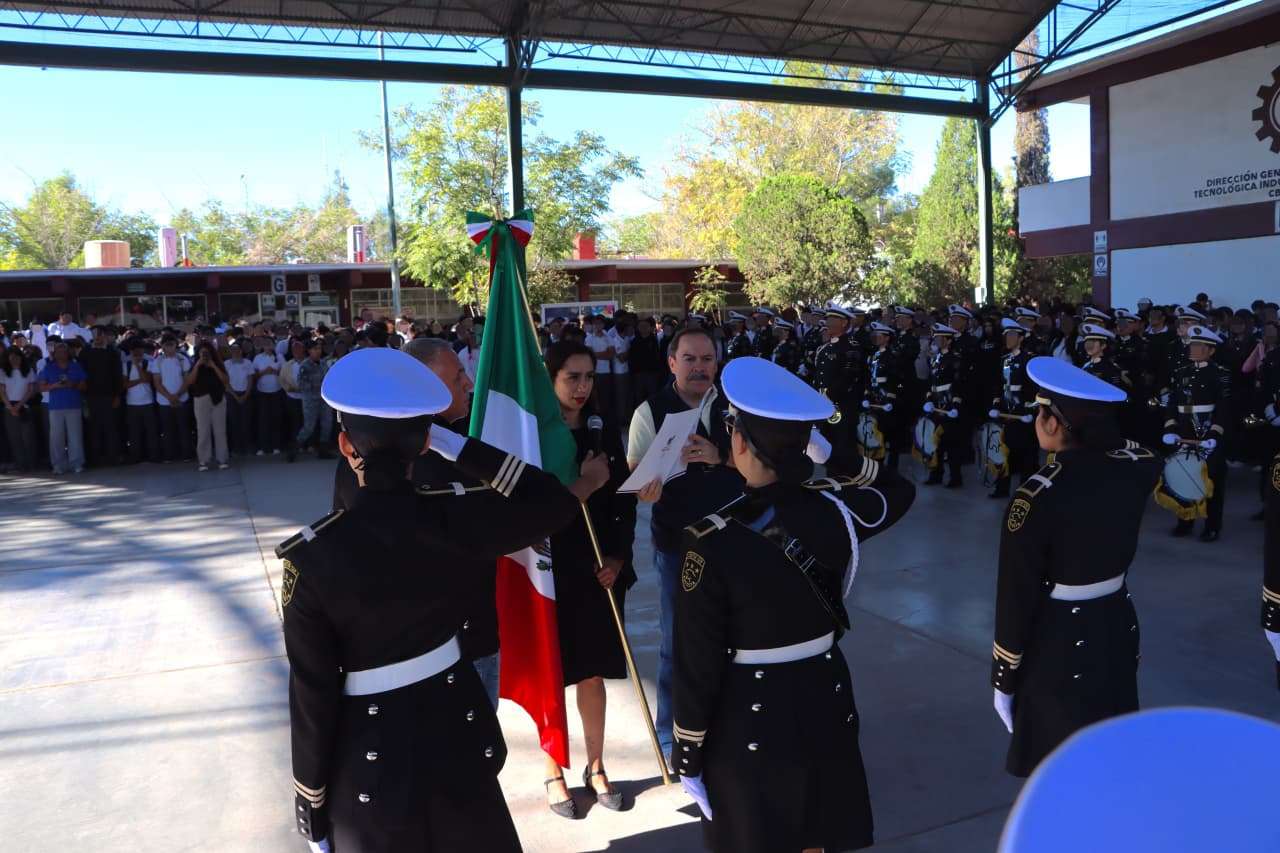 Entrega Gobernación Bandera Nacional a escolta del CBTIS 128