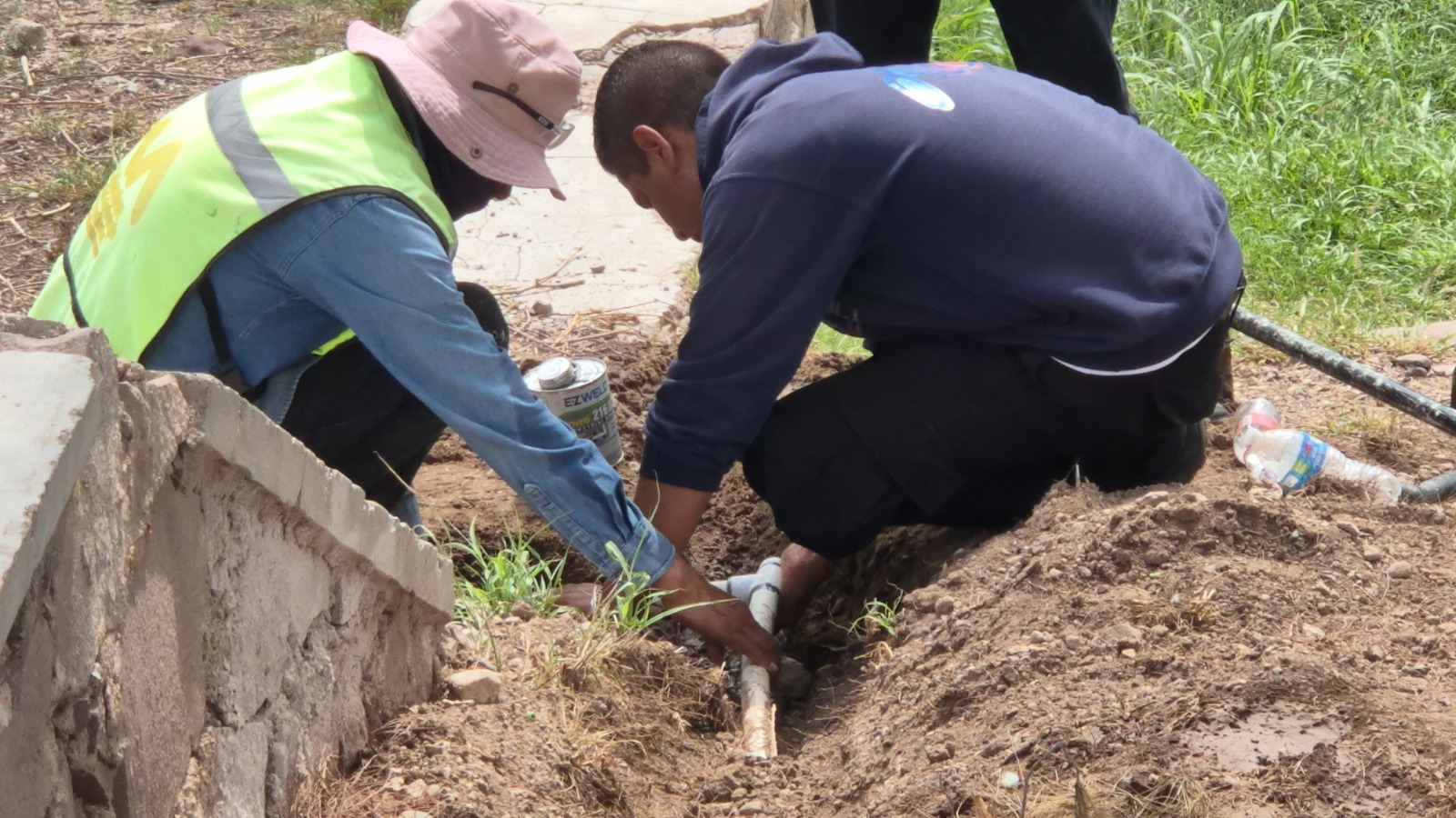 Rehabilitación del sistema de riego en el parque Santa María avanza al 50%