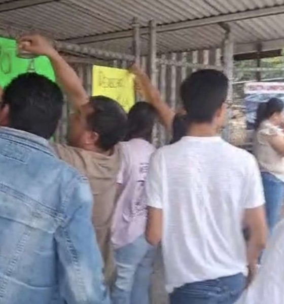 Padres de familia exigen docentes para la Primaria Aurelia Agüero