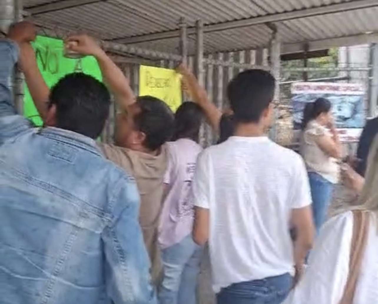 Padres de familia exigen docentes para la Primaria Aurelia Agüero