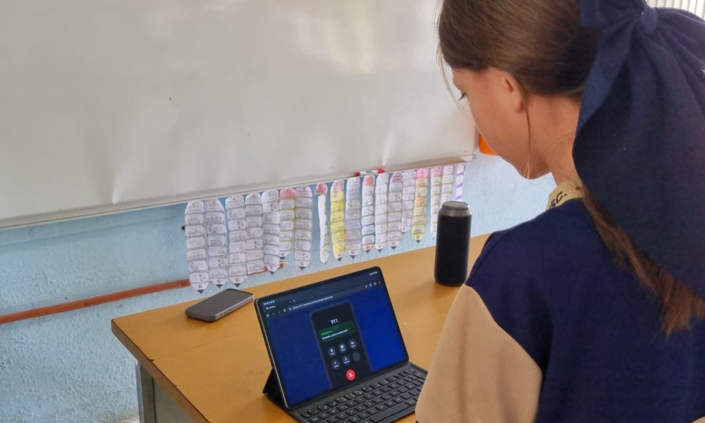 Policía Municipal lanza simulador para enseñar a estudiantes a usar el 9-1-1