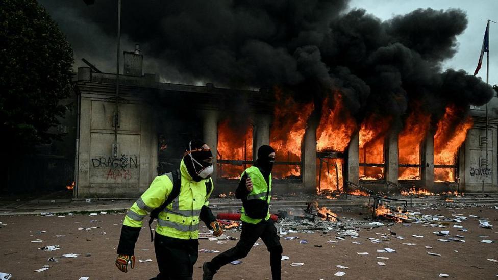 Protestas en Francia terminan en violencia y cientos de arrestos