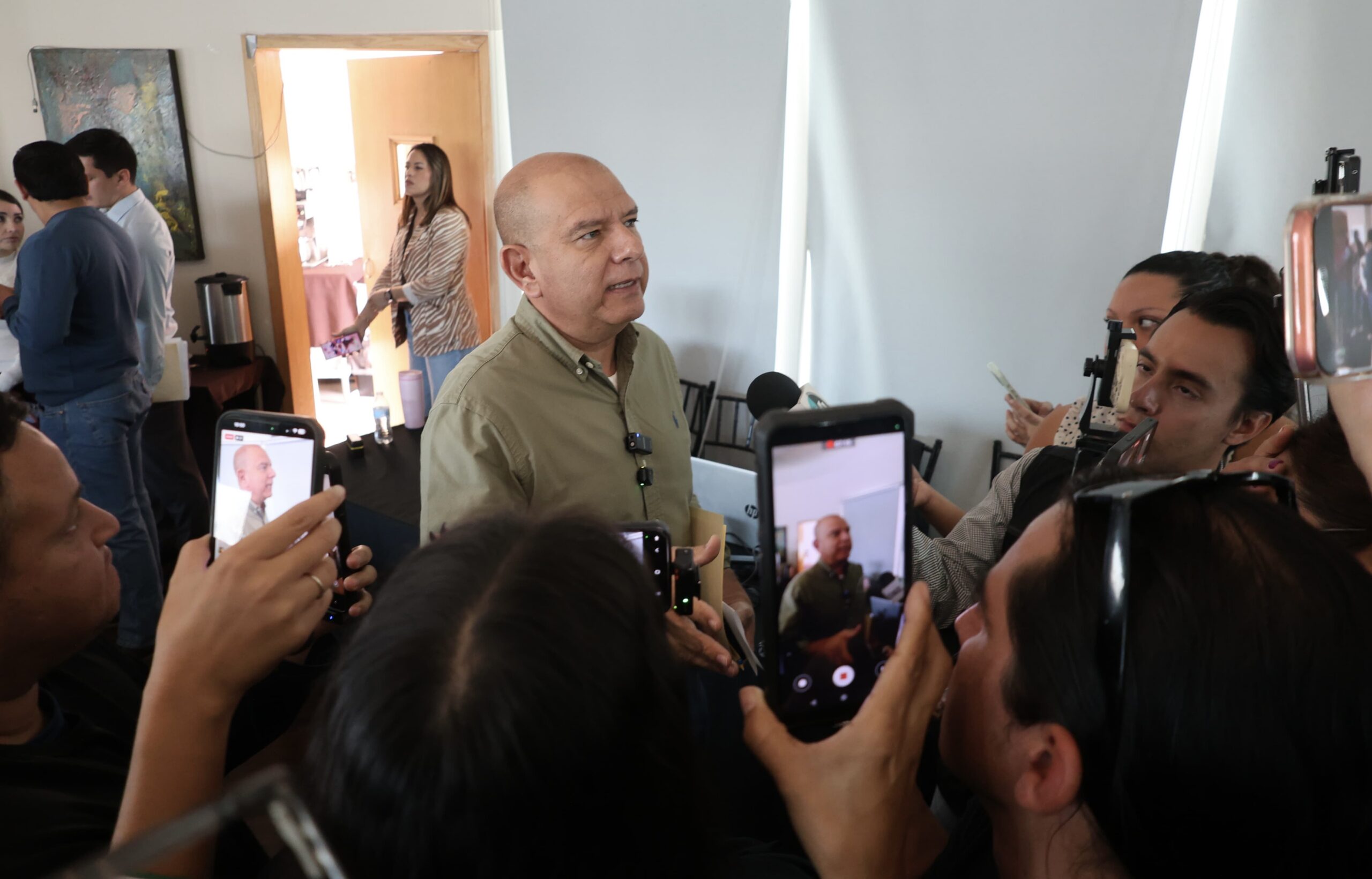 Cuauhtémoc Estrada defiende a Ariadna Montiel ante acusaciones de la gobernadora
