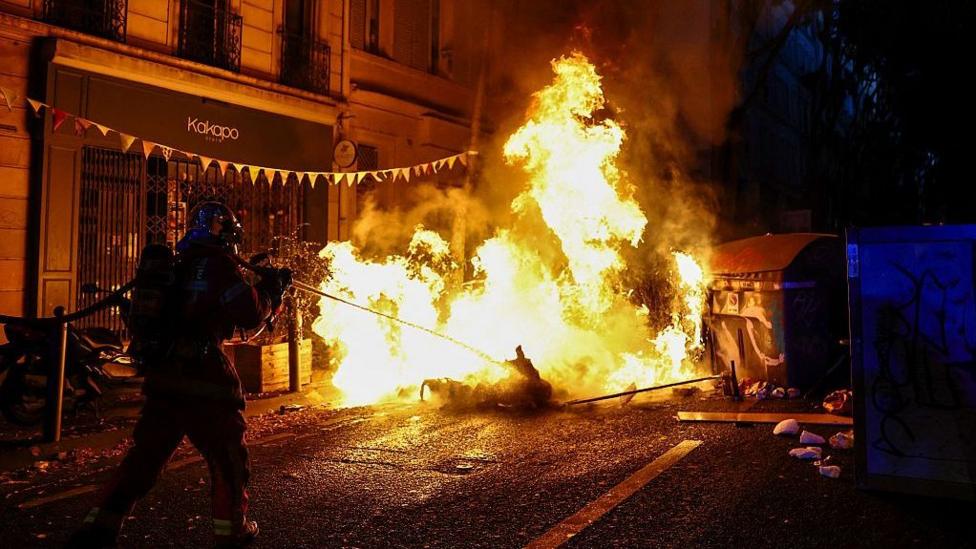 Casi 1,000 detenidos tras protestas masivas en Francia
