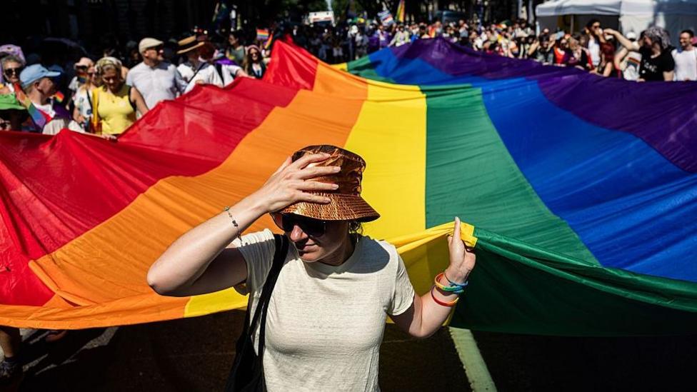 Parlamento húngaro elimina medidas anti-LGBTQ de Orbán