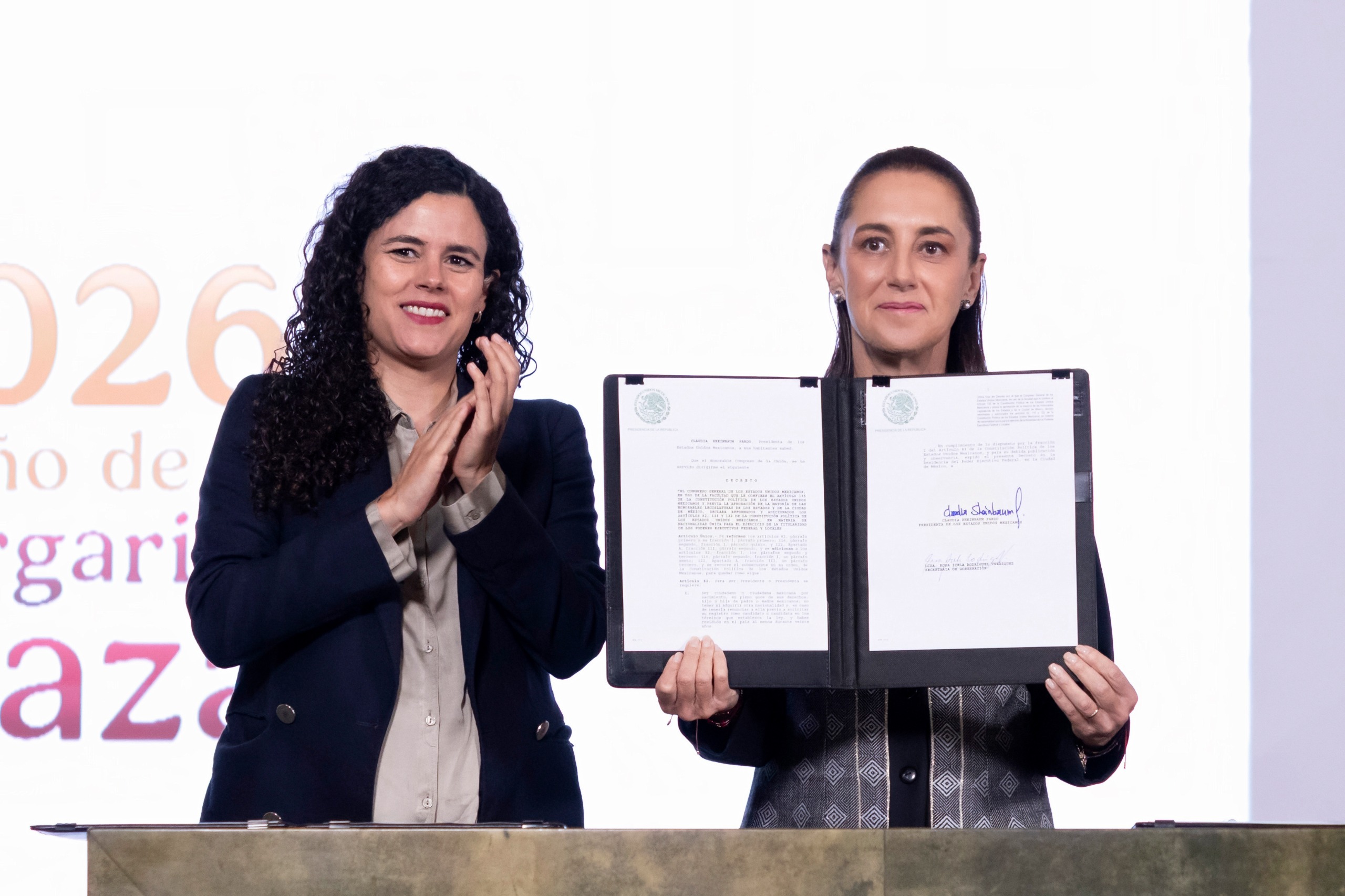 Sheinbaum firma decreto de nacionalidad única para aspirantes a cargos públicos