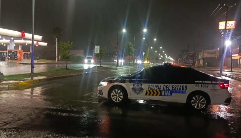 SSPE brinda apoyo a automovilistas tras lluvias en Chihuahua