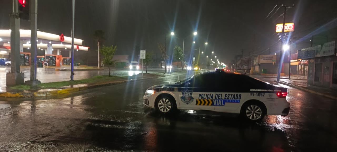 SSPE brinda apoyo a automovilistas tras lluvias en Chihuahua
