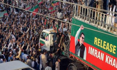 Miles de seguidores de Imran Khan marchan hacia Islamabad