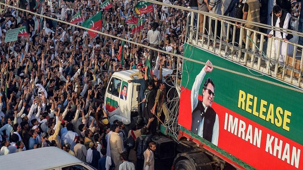 Miles de seguidores de Imran Khan marchan hacia Islamabad