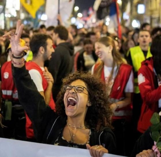 Estudiantes desafían 12 años de gobierno de Vu?i? en Serbia
