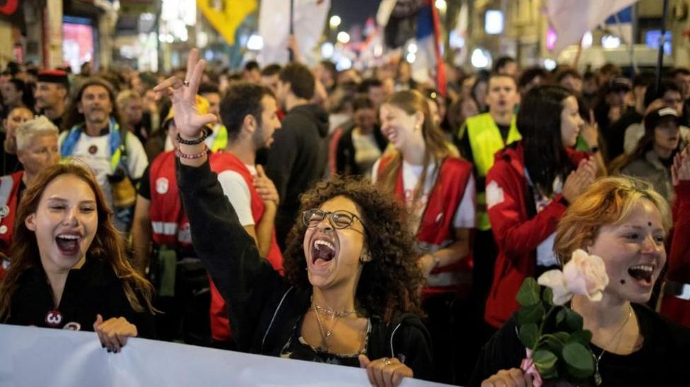 Estudiantes desafían 12 años de gobierno de Vu?i? en Serbia