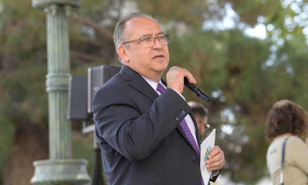 UACH promueve educación ambiental en feria de Plaza de Armas