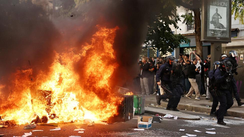 Francia suspende uso de granadas de aturdimiento tras incidente en protestas estudiantiles