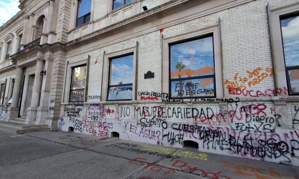 Estudiantes de la UACH protestan por condiciones de infraestructura escolar