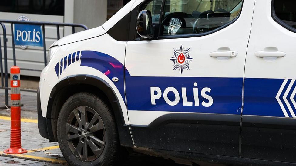 Policía turca irrumpe en canal de TV opositor y detiene transmisiones en vivo