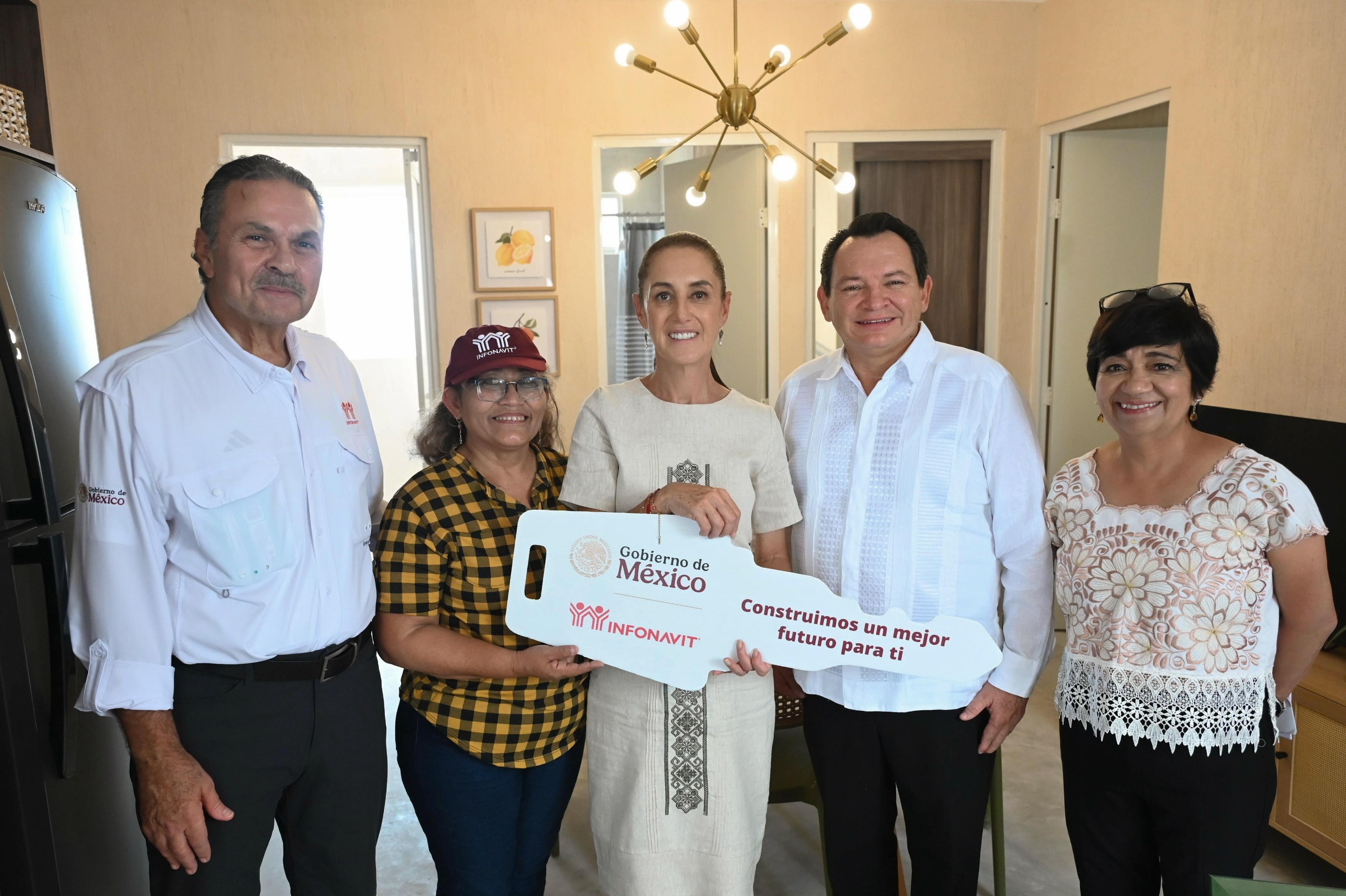 Sheinbaum entrega 432 viviendas y reestructura créditos en Yucatán