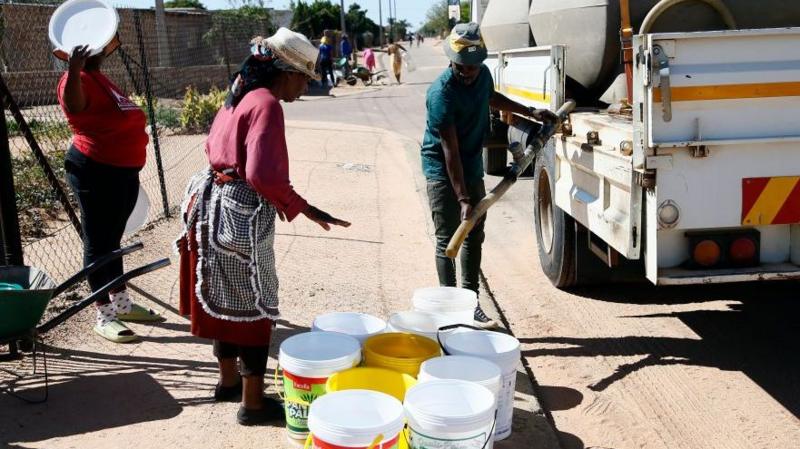 Advierten a residentes de Pretoria no beber agua del grifo