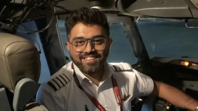 Piloto indio abre puerta de cabina mientras es atacado en vuelo