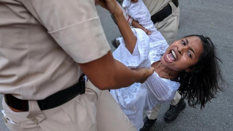 Acusan a policía india de acoso sexual a periodistas en protestas