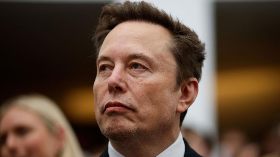 Elon Musk acusa a Mukesh Ambani de bloquear Starlink en India
