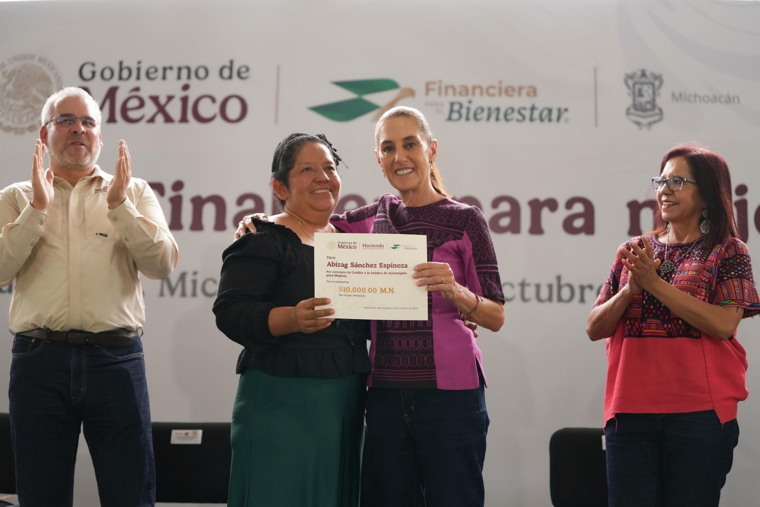 Sheinbaum entrega 56 mil créditos a mujeres emprendedoras en Michoacán