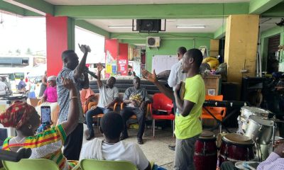 Pastores enfrentan nueva ley que limita la predicación en autobuses de Ghana