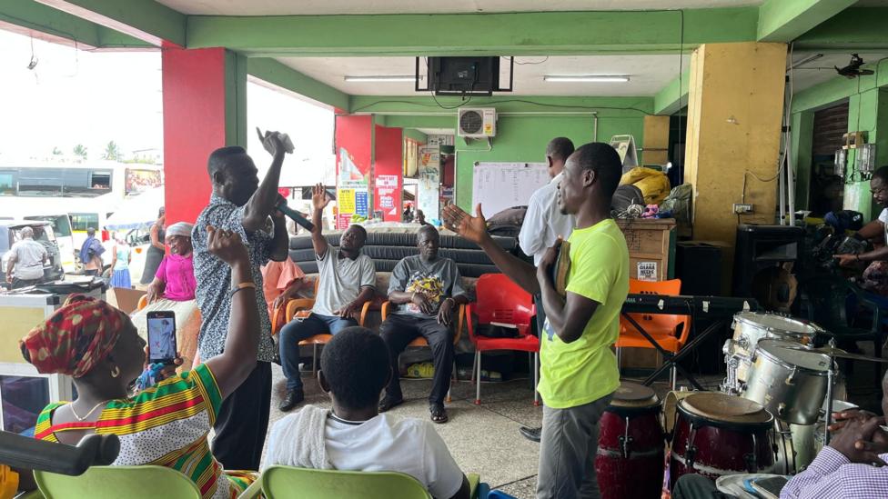 Pastores enfrentan nueva ley que limita la predicación en autobuses de Ghana