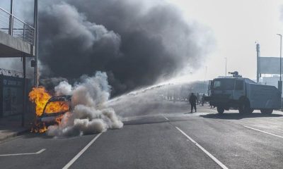 Violencia antiinmigrante estalla en Sudáfrica con vehículos incendiados y saqueos